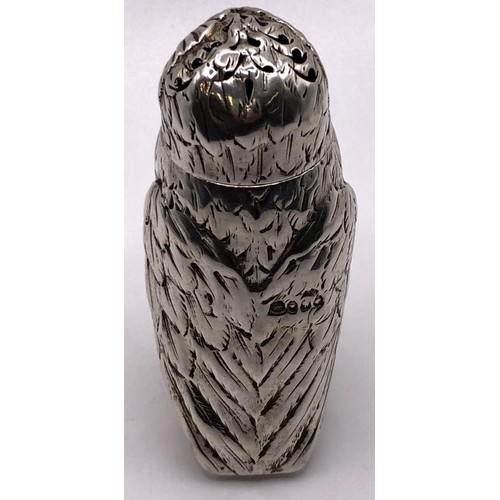 140 - A Victorian silver pepperette, in the form of an owl, London 1897, 1.4 ozt, 7 cm high