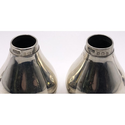 137 - A pair of silver condiments, in the form of pears, Birmingham 1909, 0.8 ozt, 6 cm high (2)