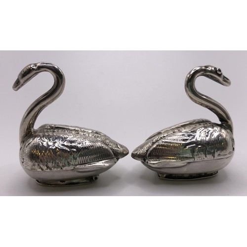 130 - A pair of silver pepperettes, in the form of swans, import marks for London 1910, 1.1 ozt, 4.5 cm hi... 