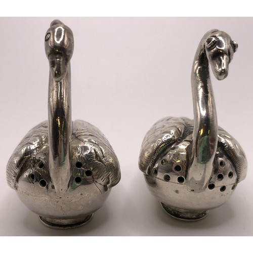 130 - A pair of silver pepperettes, in the form of swans, import marks for London 1910, 1.1 ozt, 4.5 cm hi... 