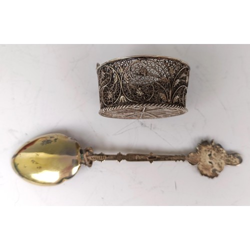 27 - An Edward VII silver Coronation Souvenir spoon, 1902, boxed, and a silver coloured metal filigree ba... 