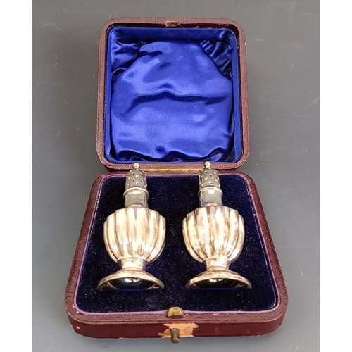 390 - A pair of Edward VII silver pepperettes, London 1901, cased