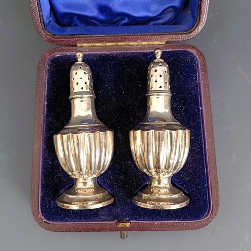 390 - A pair of Edward VII silver pepperettes, London 1901, cased