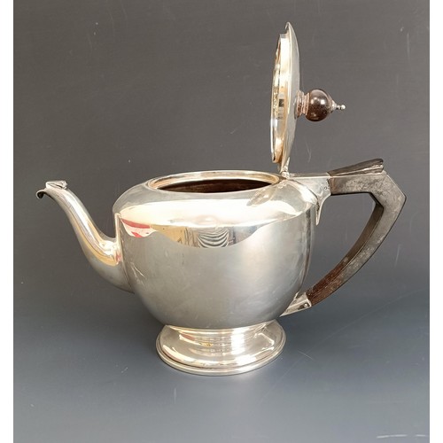 401 - A George V silver teapot, with an ebonized handle, and a matching cream jug, London 1924, 24.1 ozt (... 