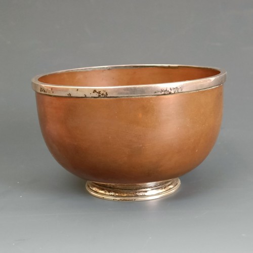 408 - A copper and silver coloured metal mounted bowl, with a Kit Cat Club 1703 plaque and engraved Ranela... 