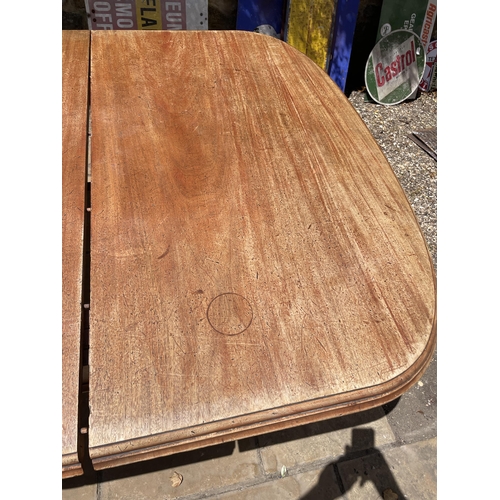 1257 - A late victorian mahogany dining table, the top 145 cm