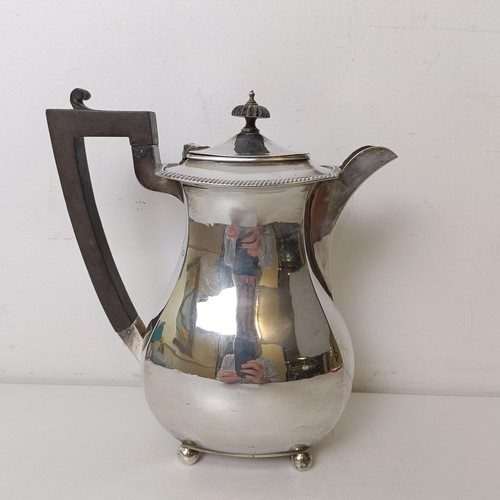 371 - A George V silver hot water jug, with an ebonised handle, Birmingham 1919, all in 18.8 ozt