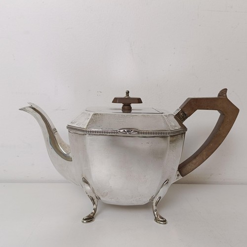 375 - A George V silver teapot, with a wooden handle, Sheffield 1931, 24.4 ozt all in