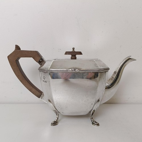 375 - A George V silver teapot, with a wooden handle, Sheffield 1931, 24.4 ozt all in