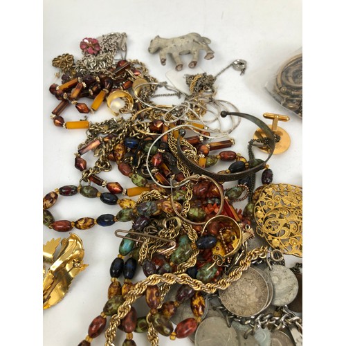 749 - Assorted costume jewellery