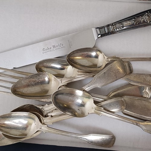 421 - Assorted silver fiddle and thread pattern cutlery, various dates and marks, 15.2 ozt