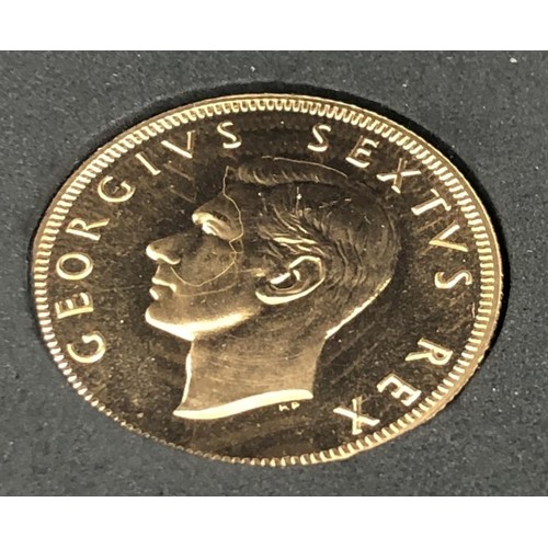 807 - A South Africa gold £1 coin, and a gold £1/2 coin, 1952, boxed