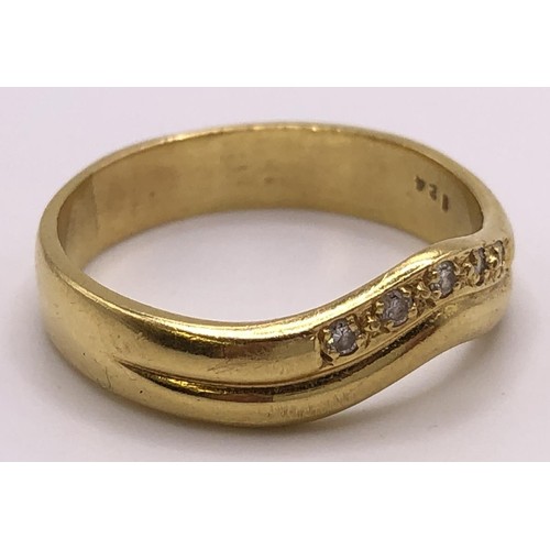 553 - An 18ct gold and diamond chip ring, ring size T, 6.4 g all in