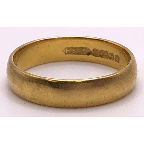 562 - A 22ct gold wedding band, ring size L, 3.9 g