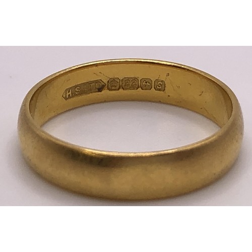 562 - A 22ct gold wedding band, ring size L, 3.9 g