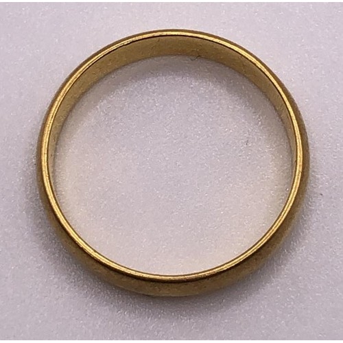 562 - A 22ct gold wedding band, ring size L, 3.9 g