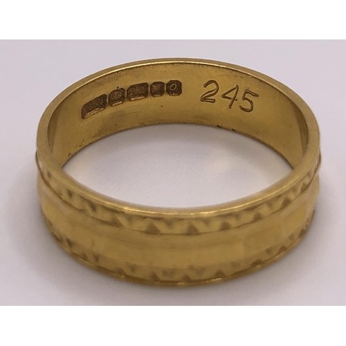 564 - A 22ct gold wedding band, ring size P, 4.9 g