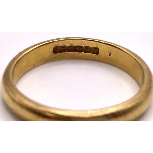 565 - A 22ct gold wedding band, ring size M, 4.1 g