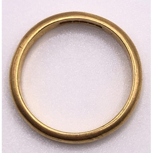 565 - A 22ct gold wedding band, ring size M, 4.1 g