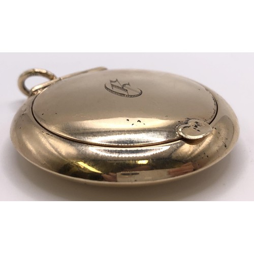 686 - A 9ct gold compact, the top inset with a mirror, all in 13.7 g