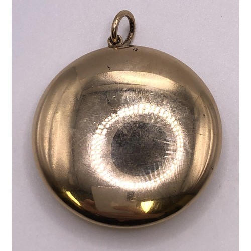 686 - A 9ct gold compact, the top inset with a mirror, all in 13.7 g