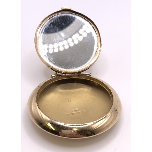 686 - A 9ct gold compact, the top inset with a mirror, all in 13.7 g