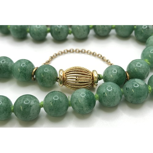 689 - A green bead necklace, with a 14ct gold clasp