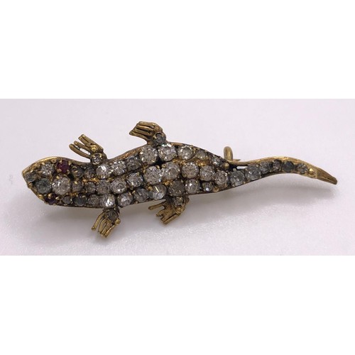 690 - An early 20th century paste set lizard brooch, in a vintage jewellery box