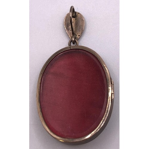 697 - A late 19th/early 20th century garnet memorial locket