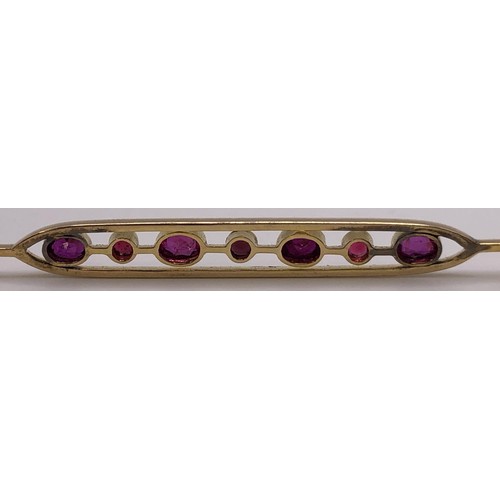 699 - A 15ct gold and ruby bar brooch, in a vintage jewellery box