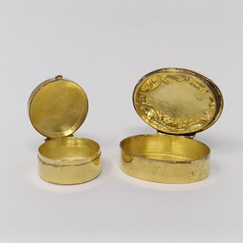 320 - A silver gilt novelty golf tee, a silver gilt round pill box, a silver gilt oval pill box, and an ey... 