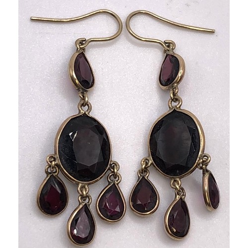 742 - A pair of garnet drop earrings