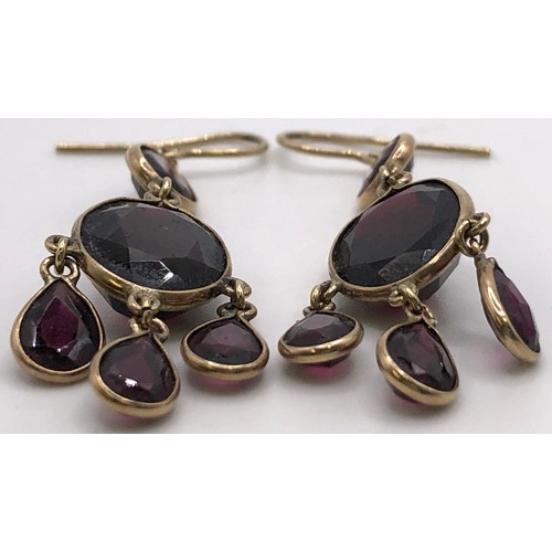 742 - A pair of garnet drop earrings