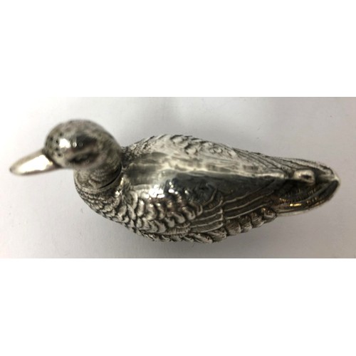 111 - A silver pepperette, in the form of a duck, London 1898, 0.6 ozt, 3.5 cm high