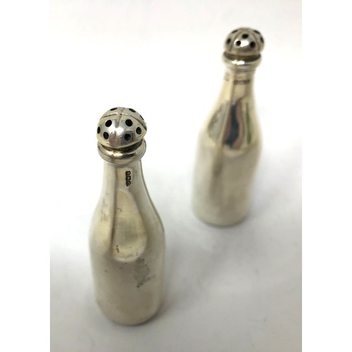 123 - A pair of Edward VII silver pepperettes, in the form of wine bottles, Birmingham 1905, 7 cm high (2)