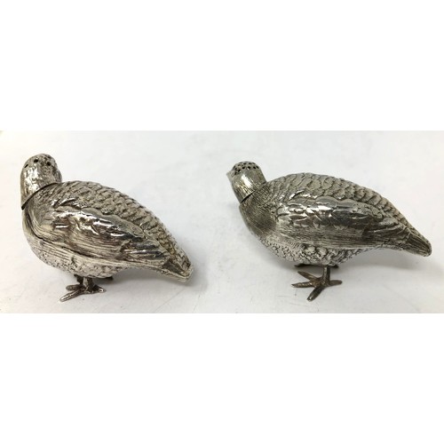 125 - A pair of Edward VII silver pepperettes, in the form of birds, Birmingham 1902/06, 1.0 ozt, approx. ... 