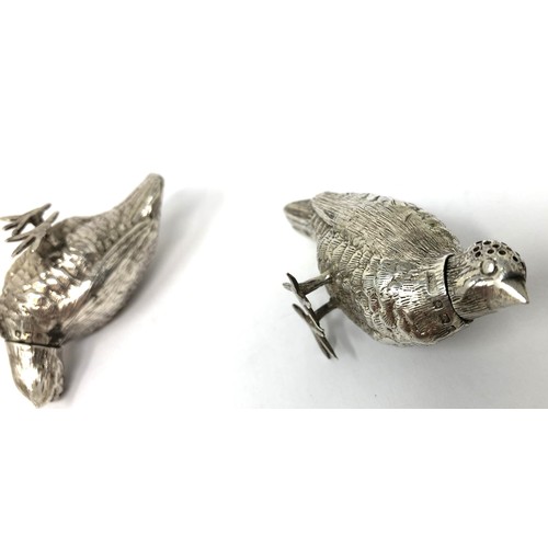 125 - A pair of Edward VII silver pepperettes, in the form of birds, Birmingham 1902/06, 1.0 ozt, approx. ... 