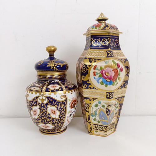 1021 - A Crown Derby Imari pattern vase and cover, 28 cm, and another, 21 cm (2)