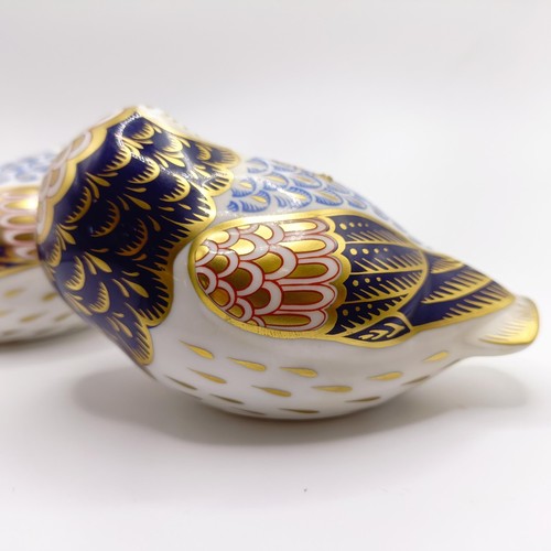 1025 - A pair of Royal Crown Derby paperweights, in the form of owls (2)