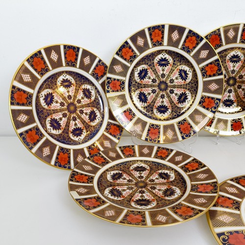 1032 - A Royal Crown Derby Old Imari pattern cake stand, and seven Old Imari pattern plates (box)