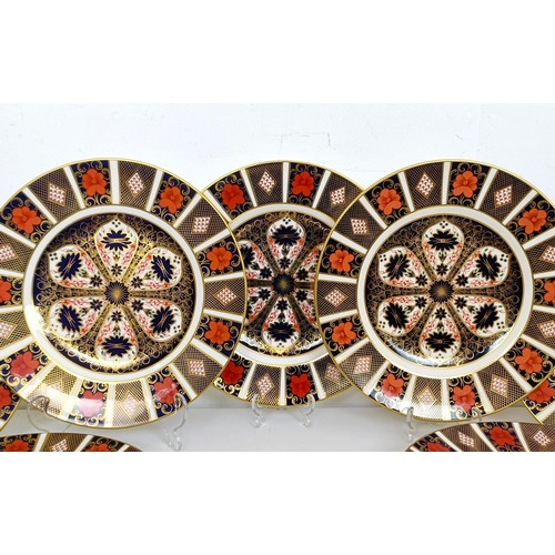 1032 - A Royal Crown Derby Old Imari pattern cake stand, and seven Old Imari pattern plates (box)