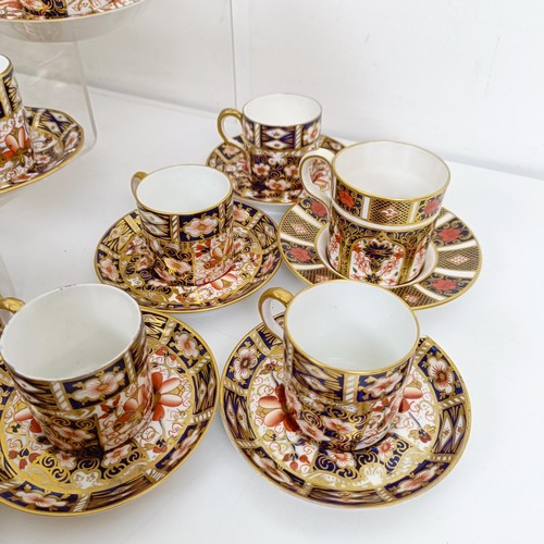 1034 - A Royal Crown Derby Imari pattern part tea service, comprising a teapot, a cream jug, two dishes, an... 