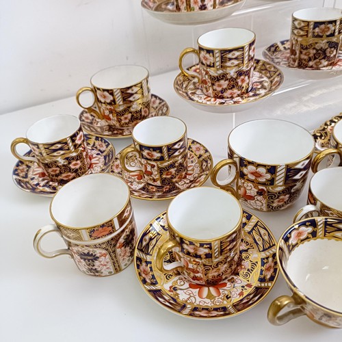 1034 - A Royal Crown Derby Imari pattern part tea service, comprising a teapot, a cream jug, two dishes, an... 