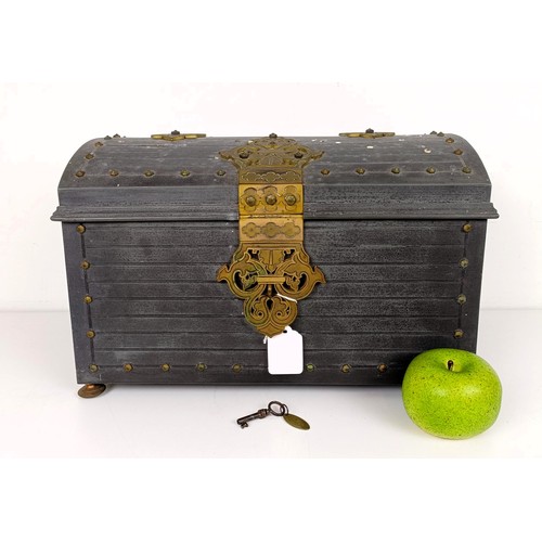 1072 - A 19th century French metal and gilt metal jewellery casket, the interior felt lined, makers stamp t... 