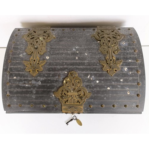 1072 - A 19th century French metal and gilt metal jewellery casket, the interior felt lined, makers stamp t... 