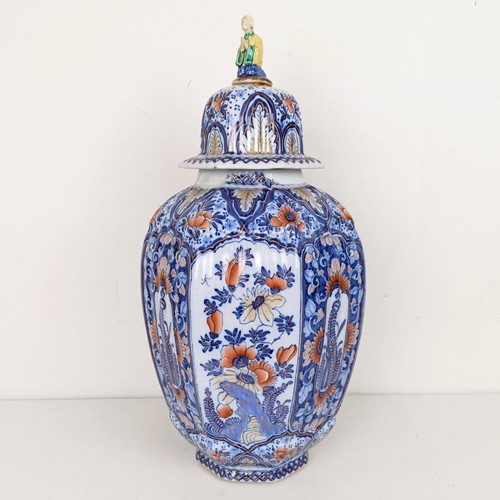 1084 - A Japanese style vase and cover, damaged and restored