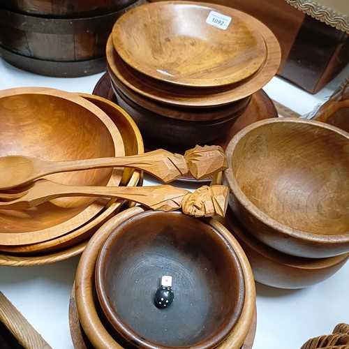 1092 - Assorted treen bowls and other items (qty)