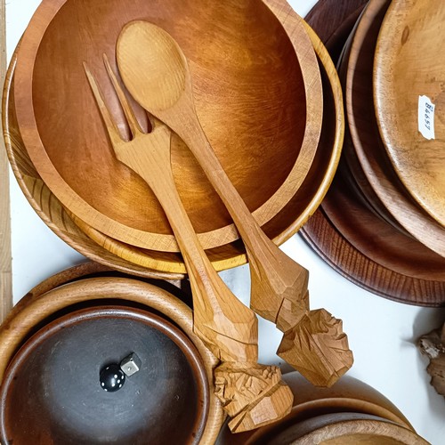 1092 - Assorted treen bowls and other items (qty)