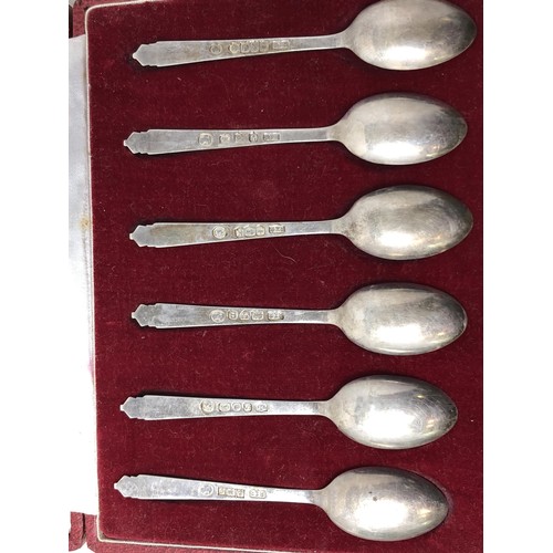 442 - A set of six silver teaspoons, cased, and assorted other flatware, 8.6 ozt