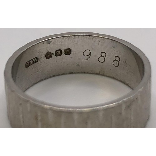 814 - A platinum wedding band, 7.9 g